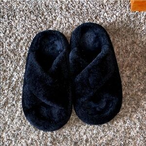 Womens Cozy Black Fuzzy Slippers Posee Size 6-7